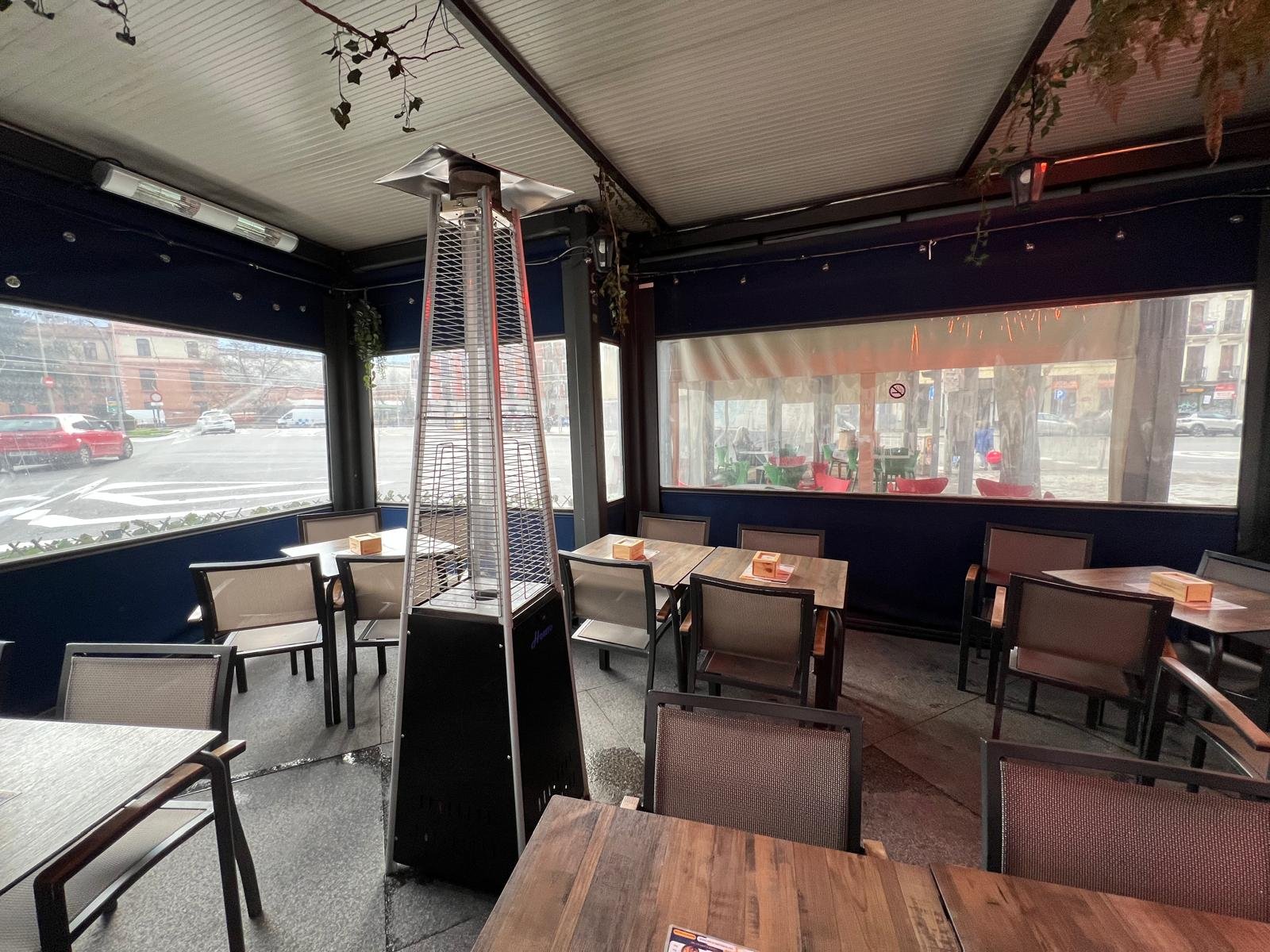 Terraza preparada para un negocio de hostelería